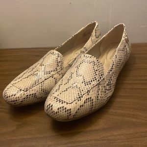 New womens size 11m flats